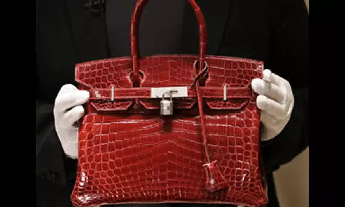 Este bolso Birkin de cocodrilo se vendió en una subasta en 202,000 euros. (Foto: AFP)