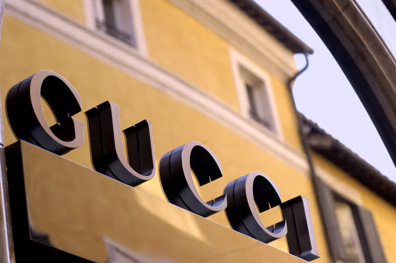Foto de un anuncio de tienda Gucci en Roma.