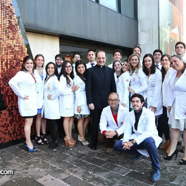 Padre Quirce con los chicos ISAP- Instituto de Salud Pública Anahuac