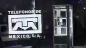 Foto antigua de cabina de teléfono, con logo de Teléfonos de México, color blanco y negro.jpg