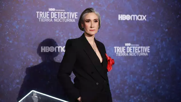 Foto de archivo de Issa López -vestida de traje sastre negro y una flor roja en el pecho- durante la presentación de True Detective en CDMX