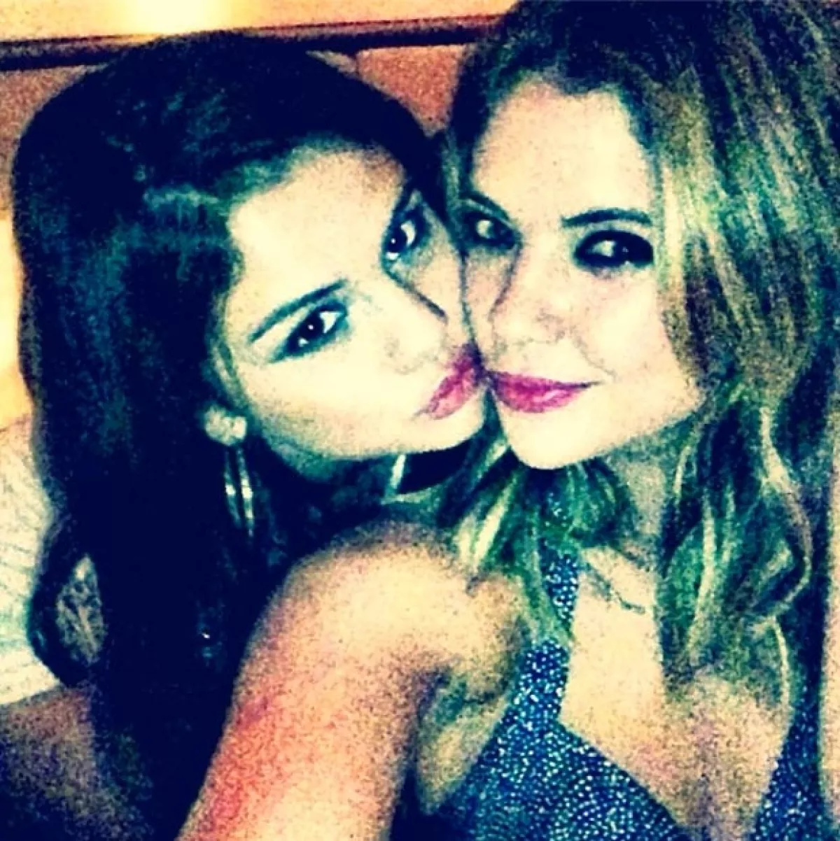 Aquí con su compañera de "Spring Breakers", Ashley Benson.