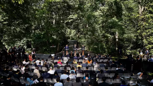 El presidente de Corea del Sur, Yoon Suk Yeol, el presidente de los Estados Unidos, Joe Biden, y el primer ministro japonés, Kishida Fumio, llegan a una conferencia de prensa conjunta después de las conversaciones a tres bandas en Camp David el 18 de agosto de 2023 en Camp David, Maryland.