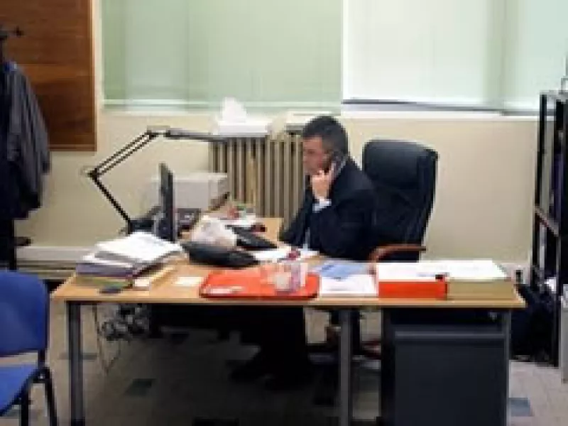 El gerente Marcus Kerriou fue retenido contra su voluntad en la planta de la firma Molex. (Foto: AP)