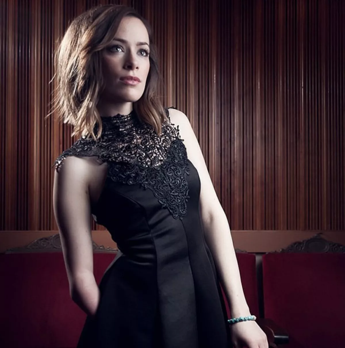 Con un brazo biónico, Rebekah es embajadora de Touch Bionics y la organización sin fines de lucro, Lucky Fin Proyect.