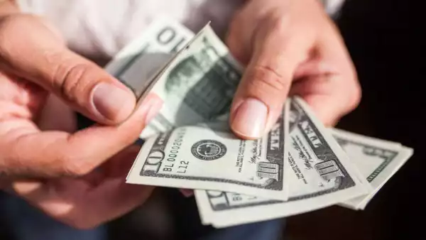 Dólares a la mano