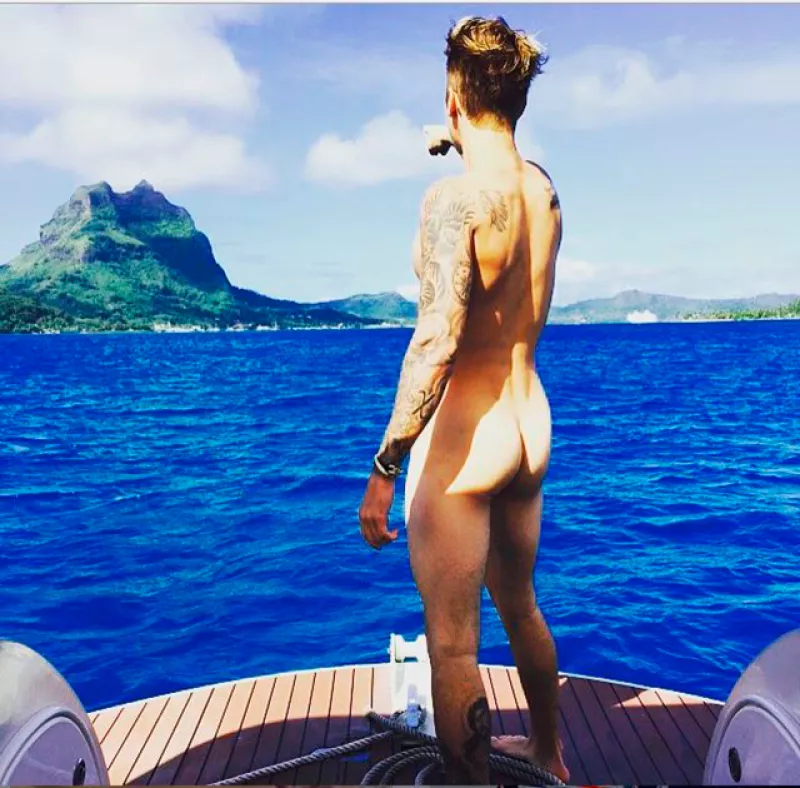 Nuevamente el astro canadiense ha dado de qué hablar luego de instagrameara una fotografía en la que mostraba su derrière, cuestión por la que los memes no se hicieron esperar.