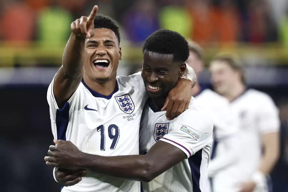 Dos jugadores de Inglaterra celebran su triunfo del partido semifinal ante Países Bajos de Eurocopa 2024.