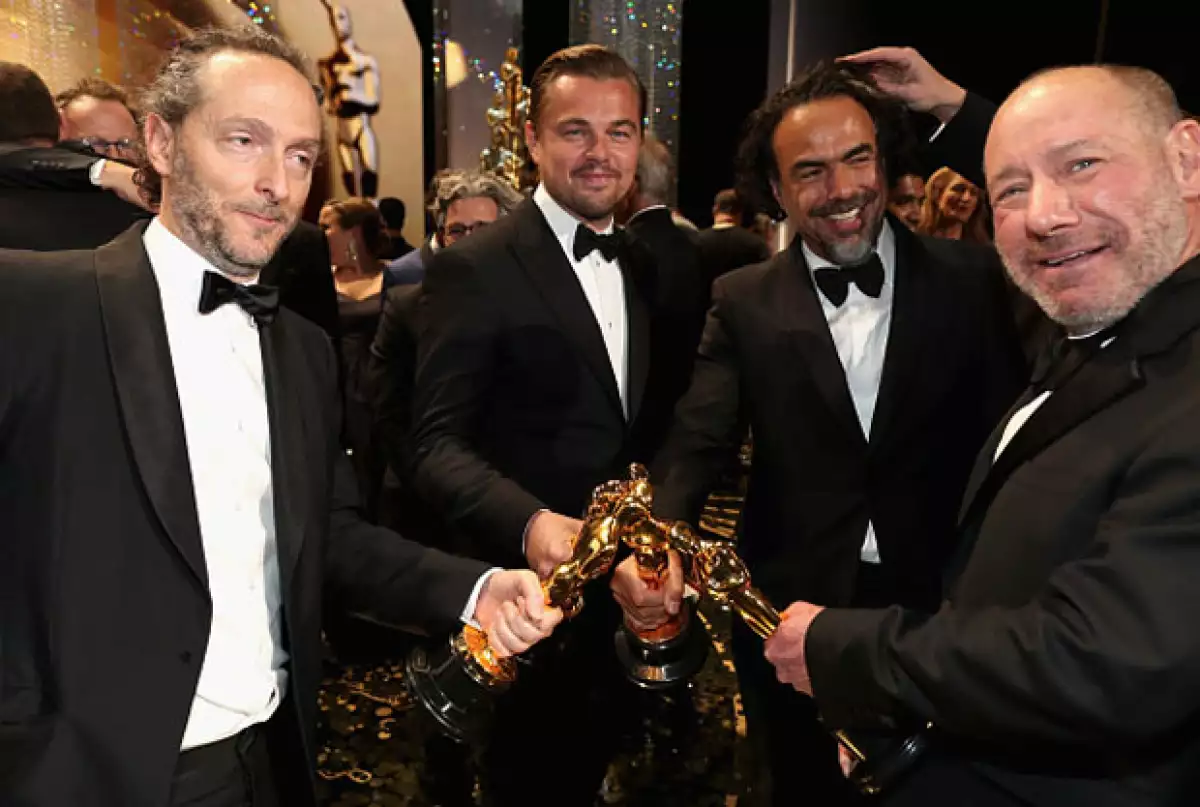 Leonardo festejó junto a Emmanuel Lubezki, Alejandro G. Iñárritu y Steve Golin, productor de Spotlight.