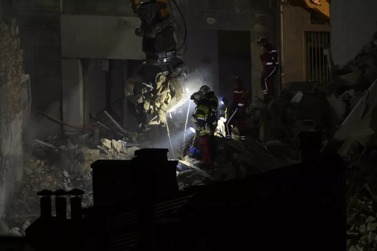 Hallan a dos personas en derrumbe en Marsella