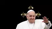 El Papa Francisco saluda desde la logia central de St. Basílica de Pedro durante el mensaje de Pascua "Urbi et Orbi" y bendición a la Ciudad y al Mundo como parte de las celebraciones de la Semana Santa, en el Vaticano el 31 de marzo de 2024.