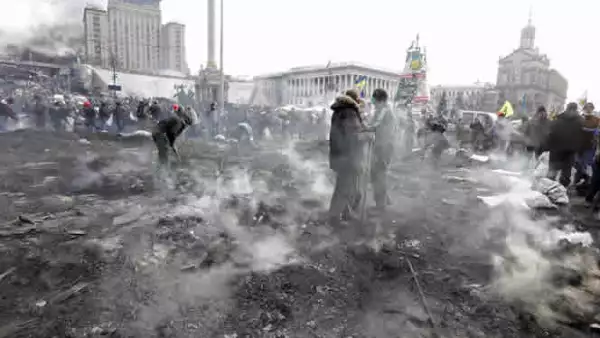 El presidente Viktor Yanukovich enfrenta presiones opuestas de ministros de la Unión Europea y de Rusia; se plantea un gobierno temporal hasta la celebración de nuevas elecciones, según fuentes.