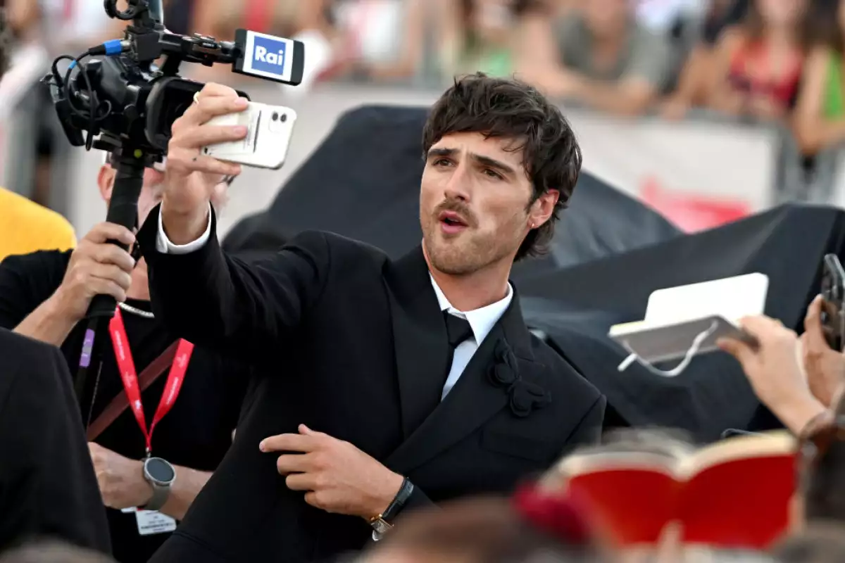 foto de Jacob Elordi con mud cut lacio tomándose una selfie