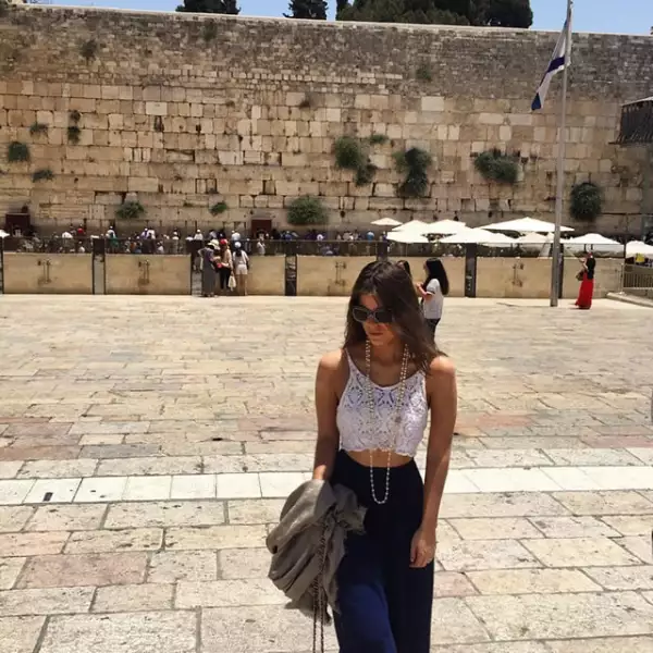 En Jerusalem, Yael visitó el Muro de los Lamentos.