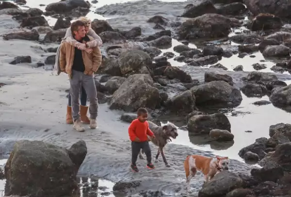 En varias ocasiones Charlize y Sean Penn han sido captados pasando tiempo en familia. Aquí en un paseo en Malibú.