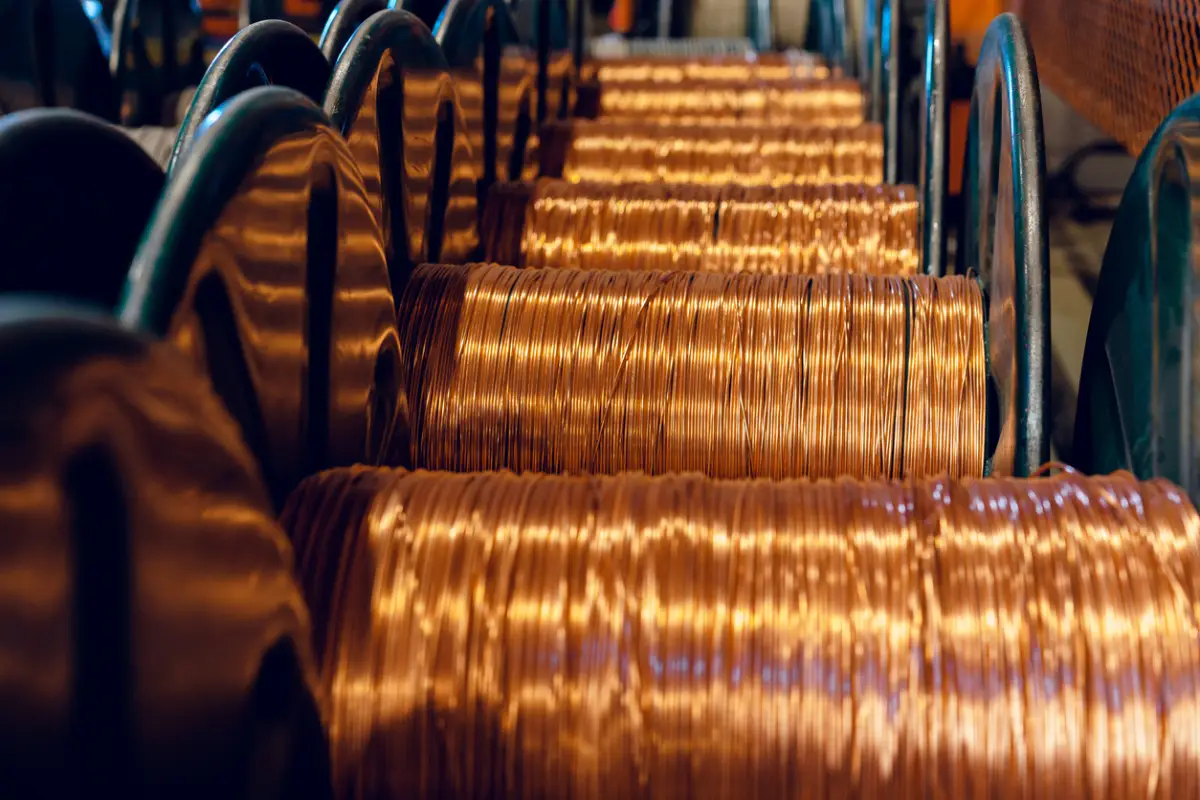 Transición energética e IA amenazan suministro mundial de cobre 
