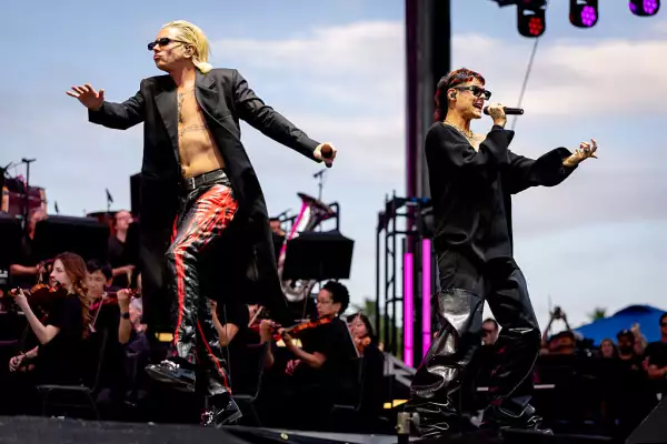 Foto del dúo argentino Ca7riel y Paco Amoroso en el escenario de Coachella cantando junto a LA Phil.