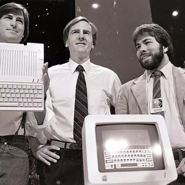 Los dos ‘Steve’ diseñaron Macintosh, la primera computadora personal que usaba un ‘mouse’.  Jobs la presentó al mundo en un comercial durante el Súper Tazón de 1984.