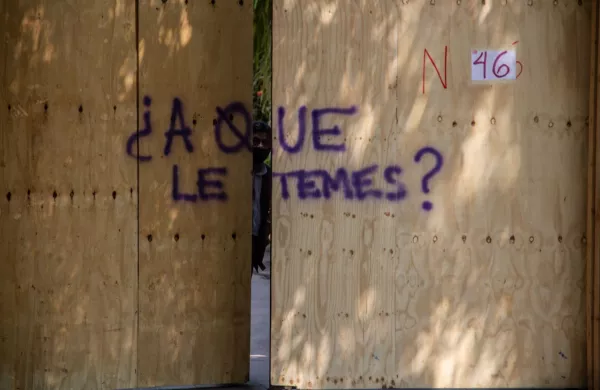 La casa de Andrés Roemer, tras la marcha feminista del 8 de marzo