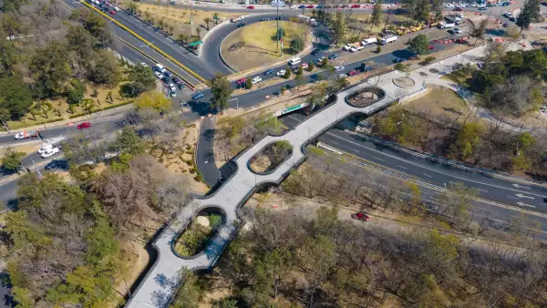 La calzada flotante une la primera y segunda sección del Bosque de Chapultepec