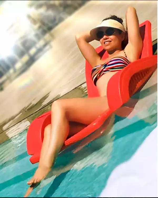 Thalía celebró el 4 de julio descansando en la alberca.