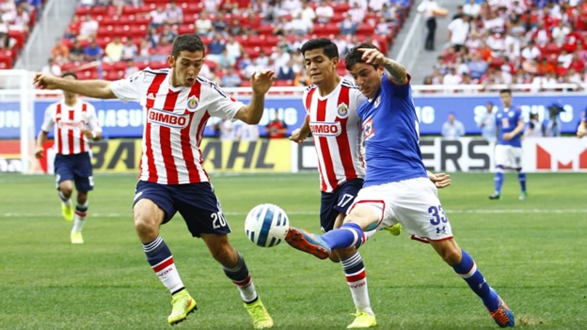 Chivas y Cruz Azul disputaron un partido trabado y con poca claridad en el área chica de ambos equipos