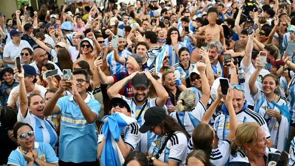 Los fanáticos argentinos celebran la victoria de su equipo en el partido de semifinales de la Copa Mundial de 2026 entre Inglaterra y Argentina en Miami Beach, Florida, el 15 de julio de 2026.