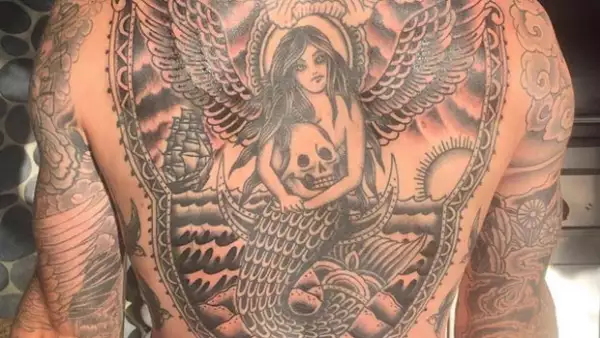 El sexy vocalista de Maroon 5 compartió en sus redes la foto del nuevo tatuaje que, por el gran tamaño, tardaron seis meses en dibujarle.