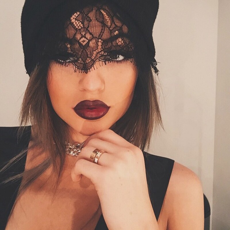 Con un look muy gótico, Kylie vuelve a llamar la atención con sus labios oscuros.