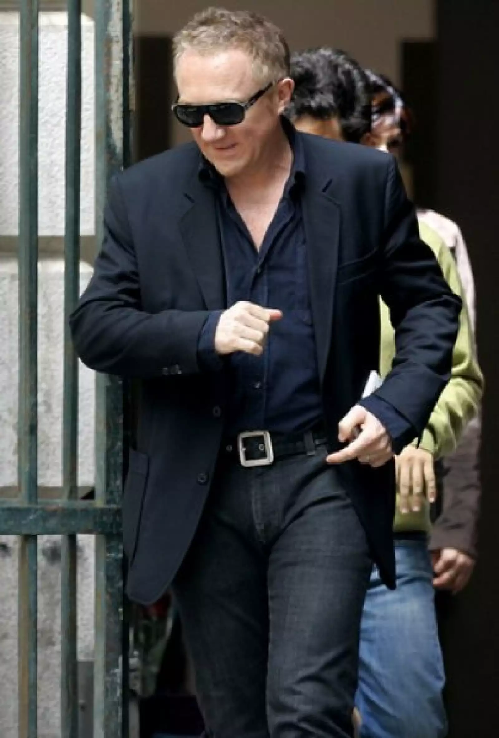 Pasos atrás salió el novio, con una discreta sonrisa y vestido un poco más formal que su esposa, con jeans, saco y camisa.