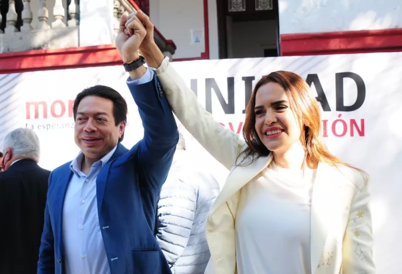 Mario Delgado levanta la mano de Clara Luz Flores, candidata de Morena a la gobernatura de Nuevo León.