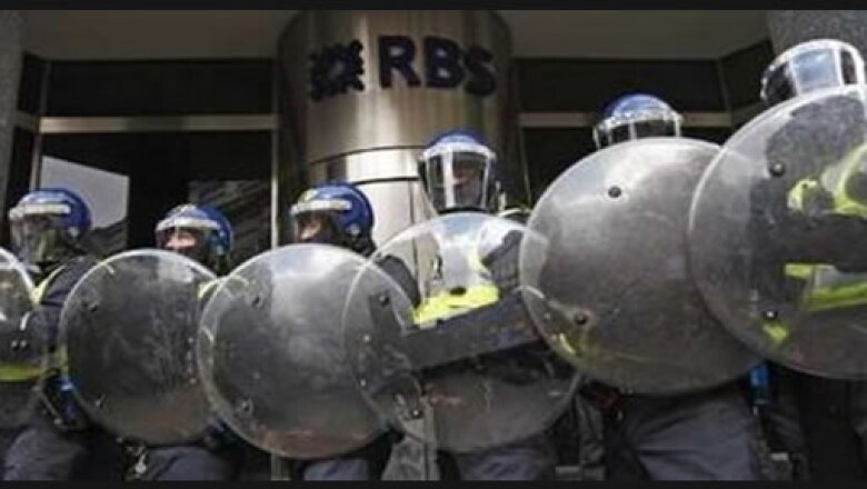 Policías y agentes especiales están resguardando los edificios de bancos y agrupaciones que pueden ser un blanco para el vandalismo.