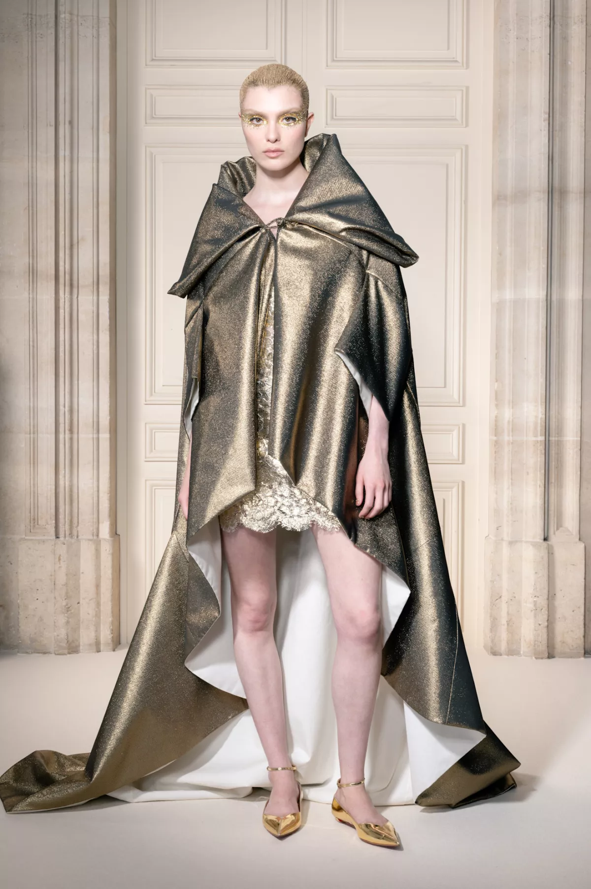 Viktor e Rolf HC PO F26 006.jpg