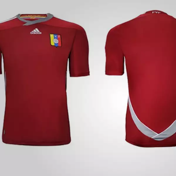 La ‘vino tinto’ busca confirmar su crecimiento en esta Copa América, bajo la tutela de César Farias. Su casaca puedes conseguirla por 54.99 dólares. Todas estas playeras las puedes conseguir en www.tiendafutbolmundial.com