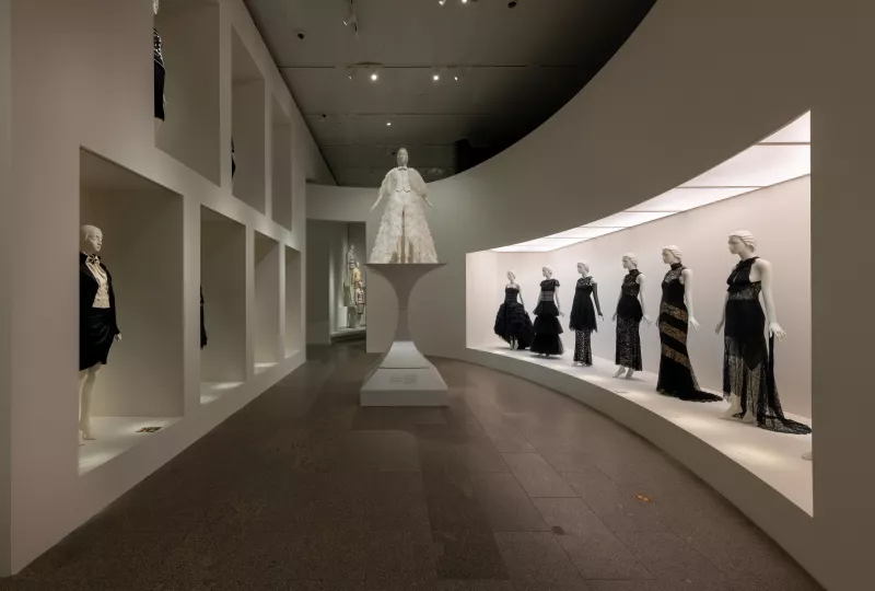 Foto: The Costume Institute; Karl Lagerfeld: A Line of Beauty (2023)