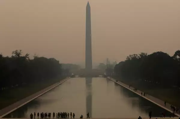 El humo de los incendios forestales en Canadá cubre el Lincoln Memorial Reflecting Pool y el National Mall en Washington, EE. UU., el 7 de junio de 2023.