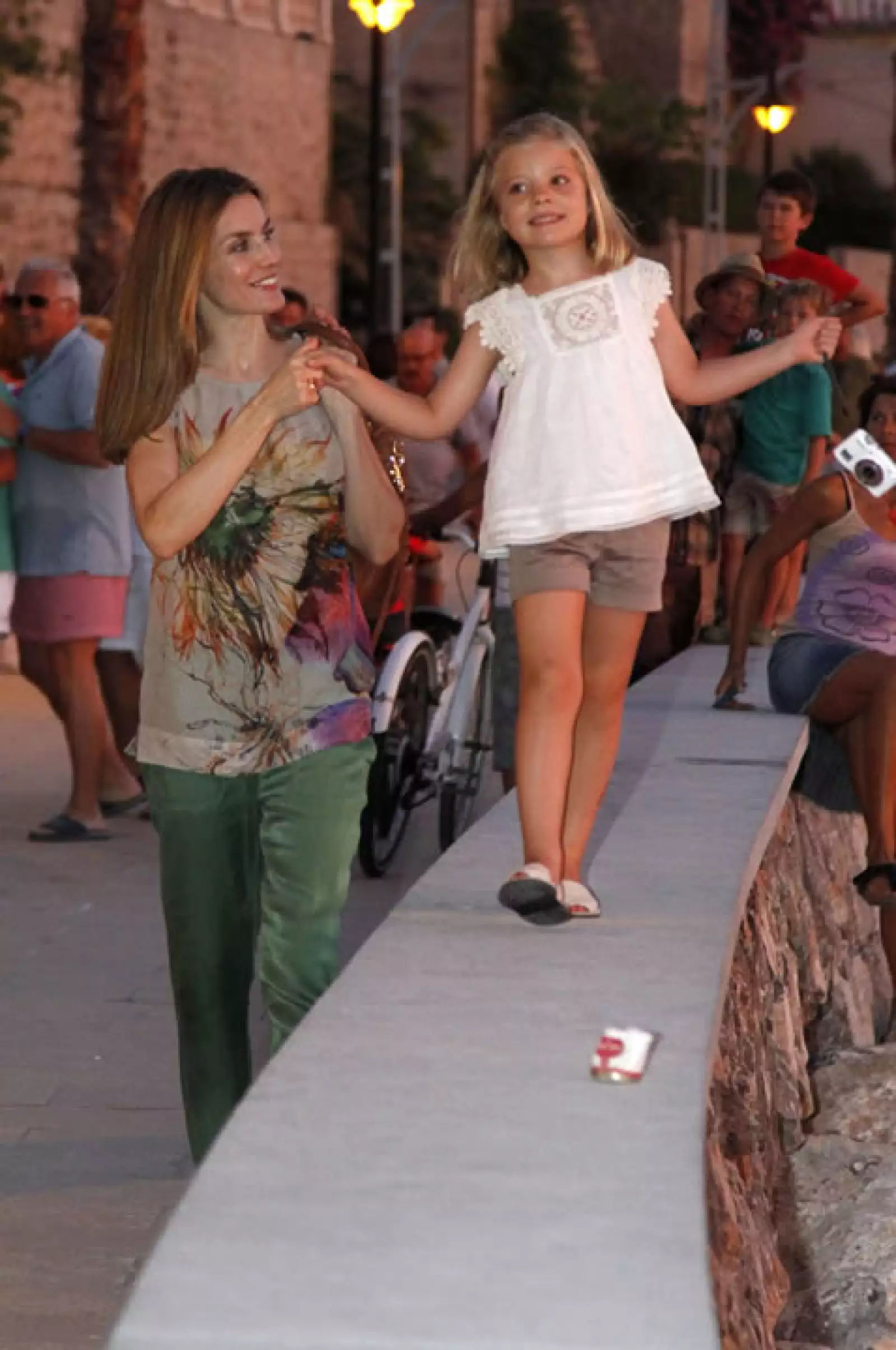 En todo momento la familia real española estuvo sonriente y posó para la prensa presente. Este es la primera salida de las vacaciones de verano para ellos.