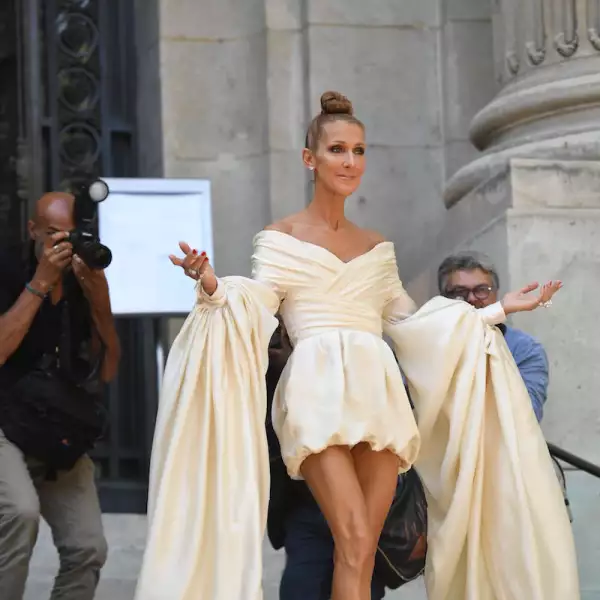 Celine en un vestido con mangas XL de Alexandre Vauthier