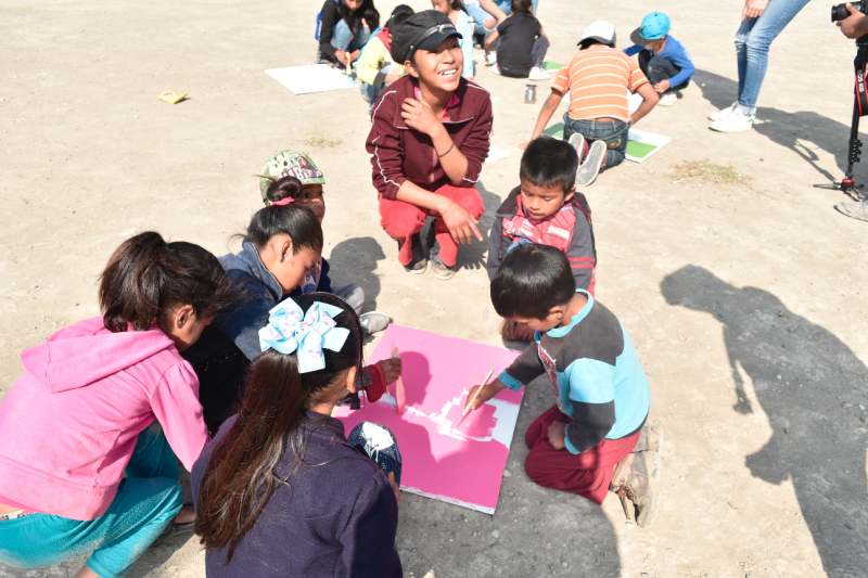 Niños de la comunidad creando