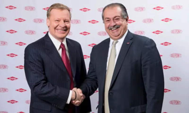 El CEO de DuPont, Edward Breen (izq), será quien asuma la presidencia del nuevo gigante agroindustrial. (Foto: Reuters)