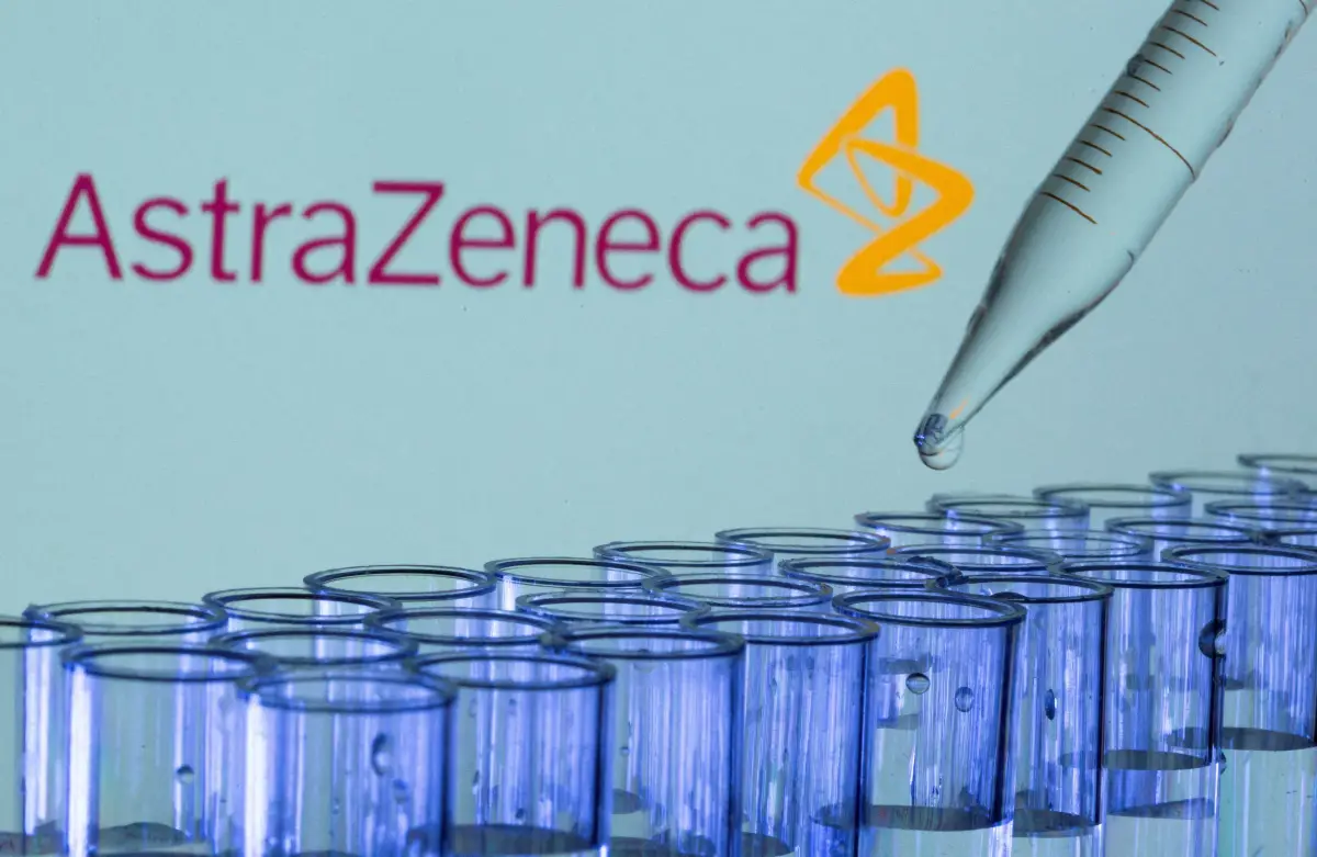 Los tubos de ensayo se ven frente a un logotipo de AstraZeneca mostrado en esta ilustración tomada el 21 de mayo de 2021.