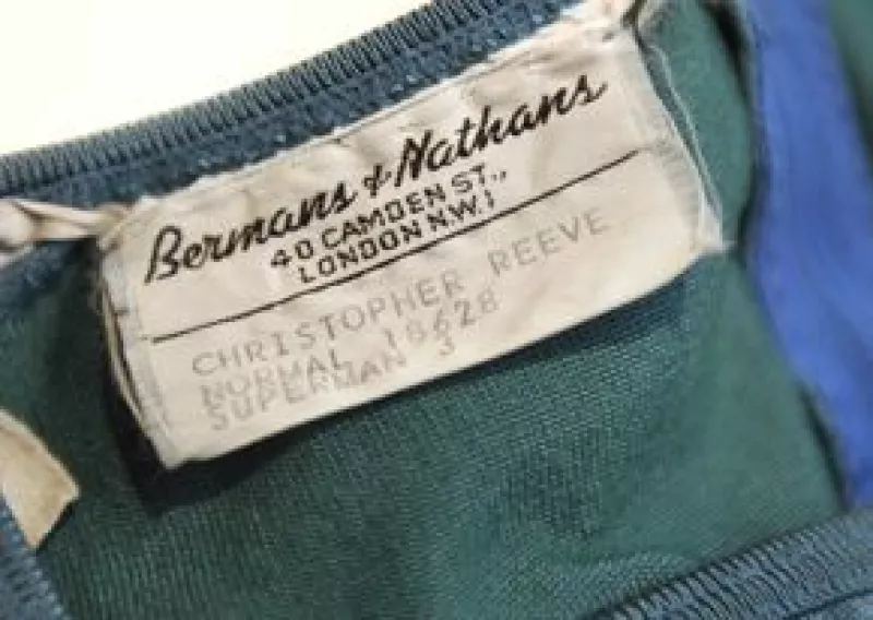 La venta se llevará a cabo en Australia y el disfraz no incluye las botas ni la capa, y fue especialmente diseñado para las escenas de vuelo del superhéroe.