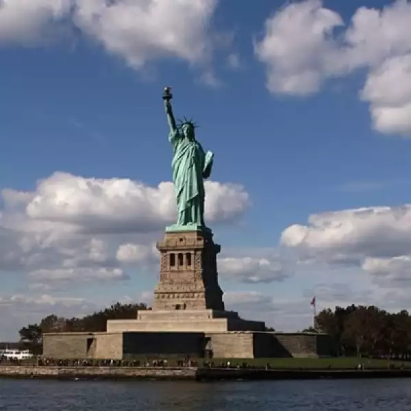 Nueva York es una de las ciudades más visitadas del planeta. Ya sea por sus atracciones, su estilo de vida o su gente, este destino ofrece algo para cada persona. En esta foto vemos la mítica estatua de la libertad quien nos invita a recorrer las maravill
