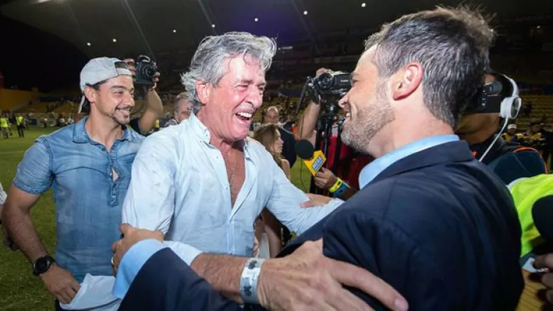 Rafael Puente abraza a su hijo Rafa Puente Jr.