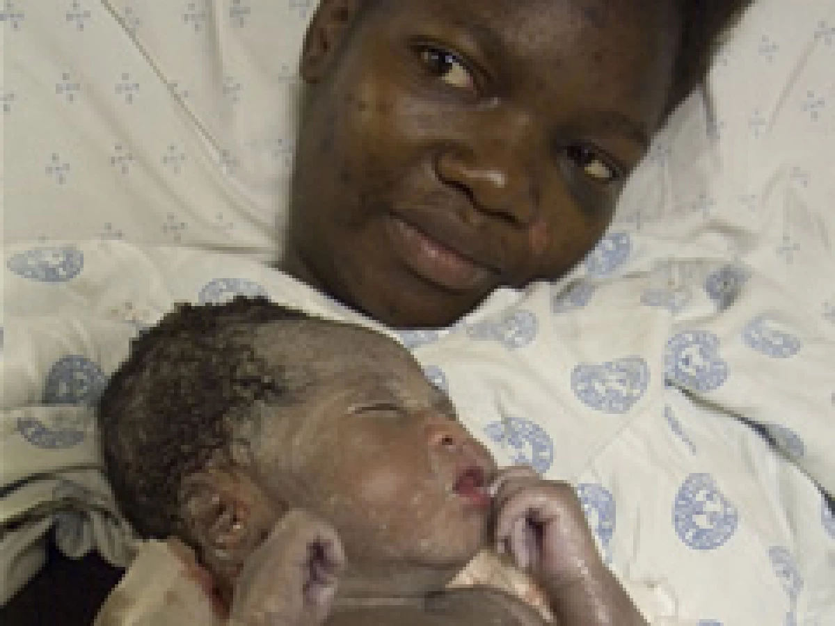 Dudu Ndwandwe, de 18 años de edad, descansa con su bebita recién nacida en el hospital de Edendale, cerca de Pietermaritzburg, en Sudáfrica. (Foto: AP)