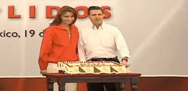 Ayer el gobernador del Estado de México celebró su cumpleaños, pero un día antes en Valle de Chalco le cantaron las mañanitas y partió el pastel junto a Angélica Rivera.