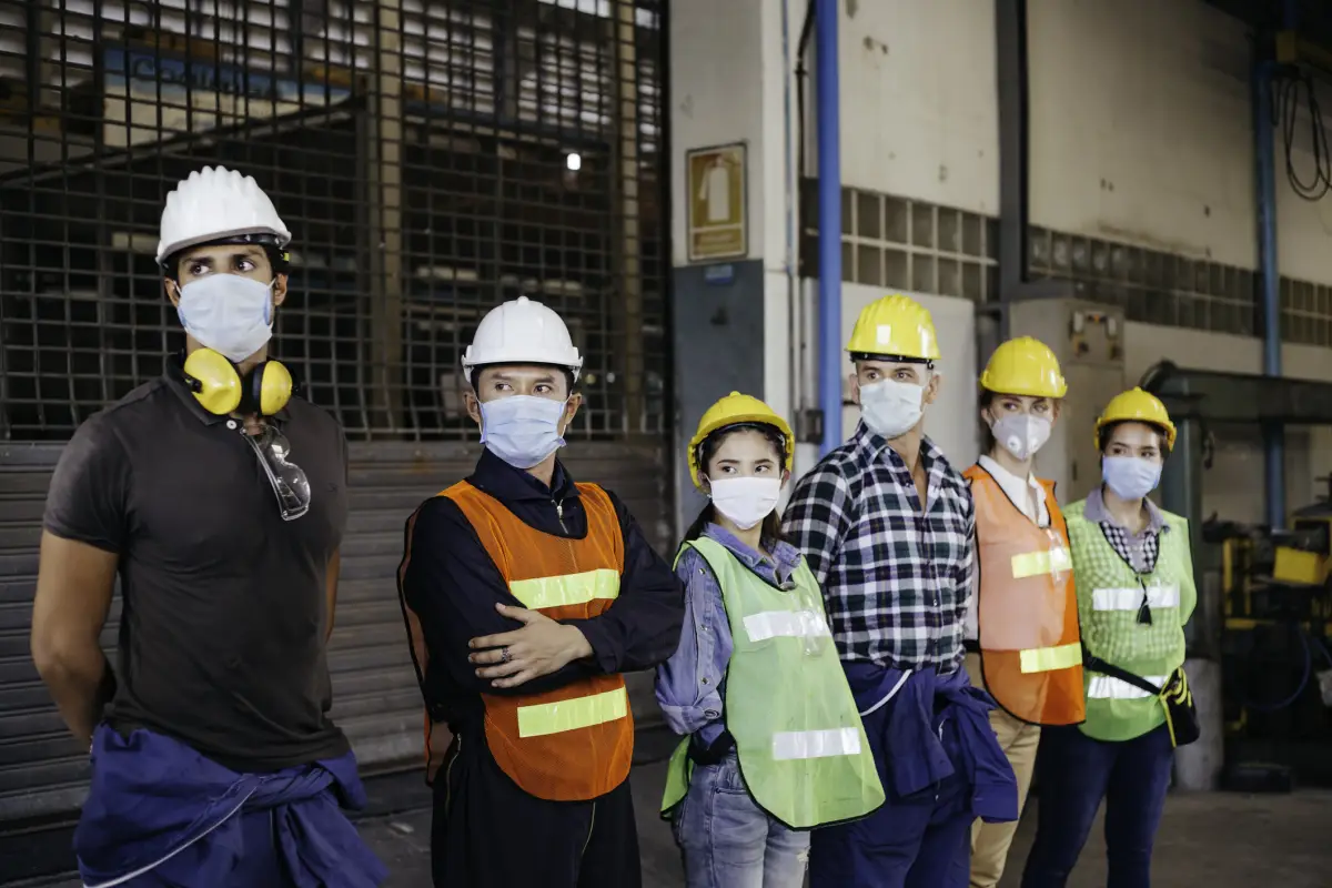 Trabajadores de un centro de distribución. 