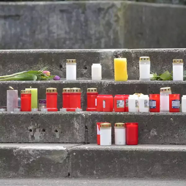 Estudiantes de una escuela secundaria de Alemania encendieron veladoras por las víctimas, que se estiman en 150.