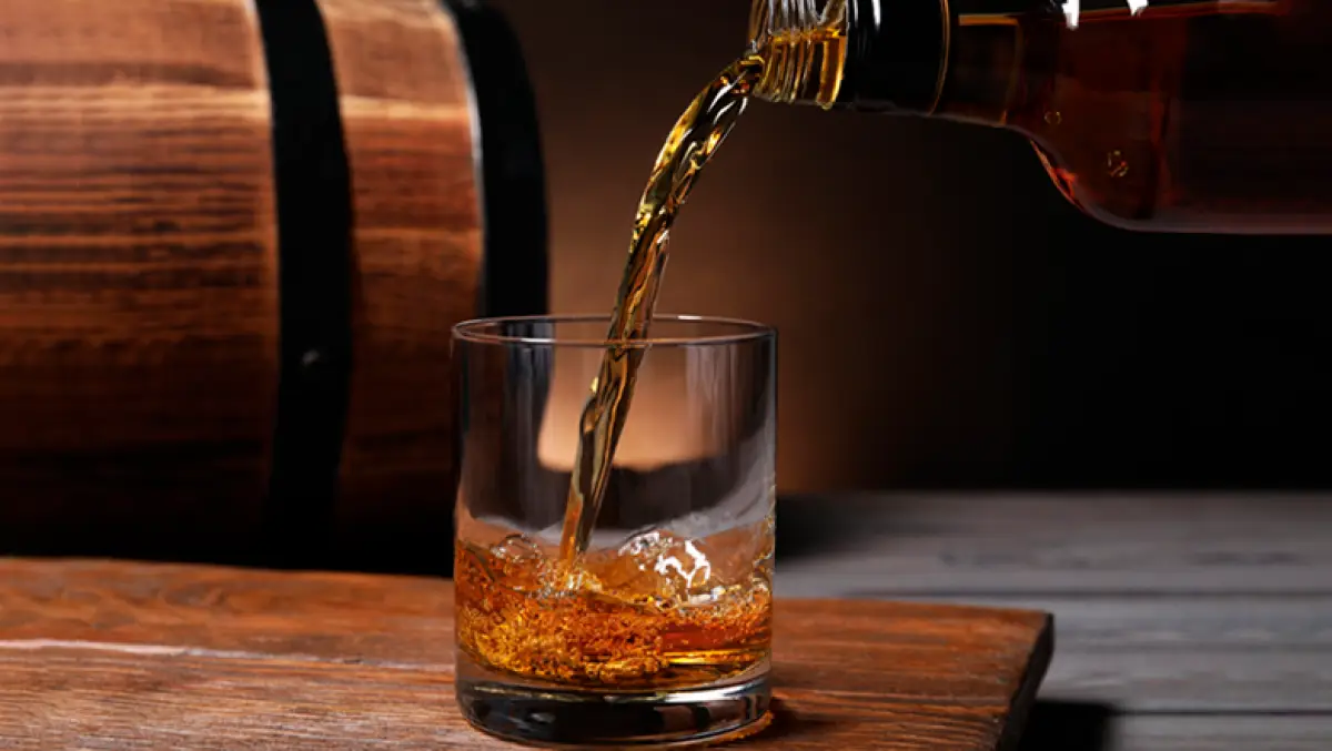 agua-en-el-whisky-cuanta-agregar.png