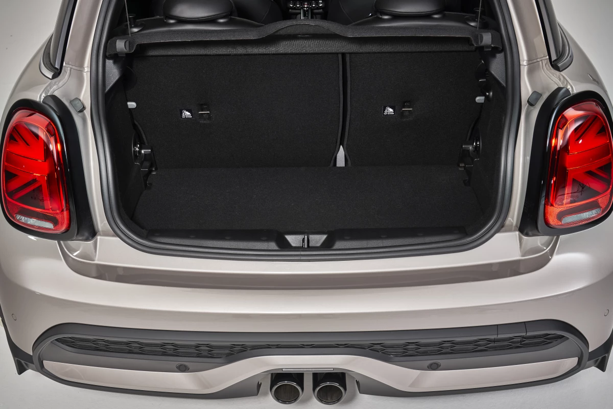 Espacio de cajuela de Mini Cooper hatchback.jpg